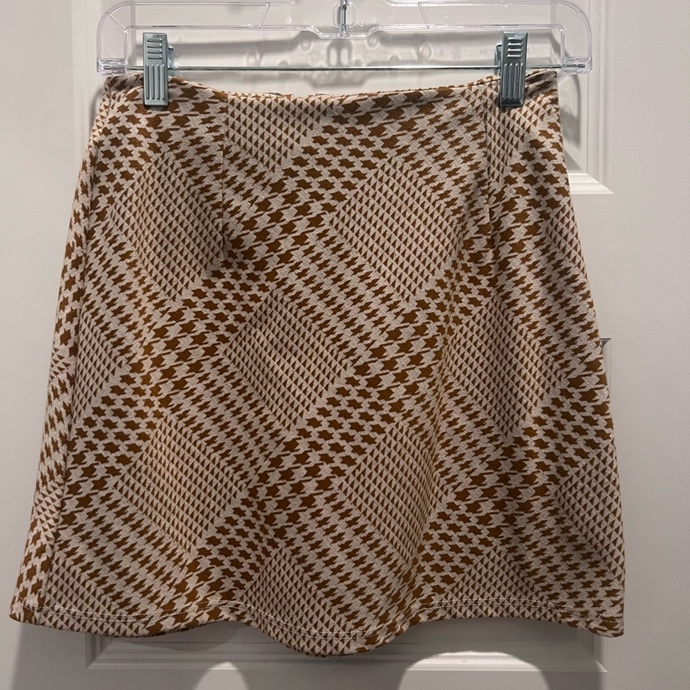 White and brown houndstooth mini skirt